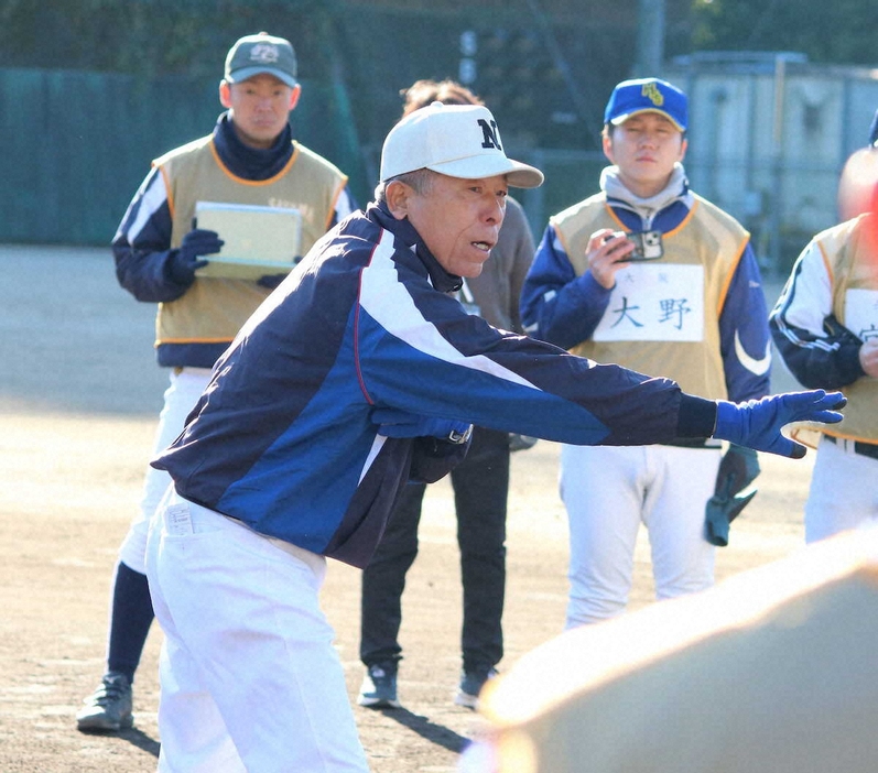 甲子園塾に参加した指導者らがスマホやタブレットで撮影する前で指導する高校日本代表の小倉監督（手前）（撮影・河合　洋介）