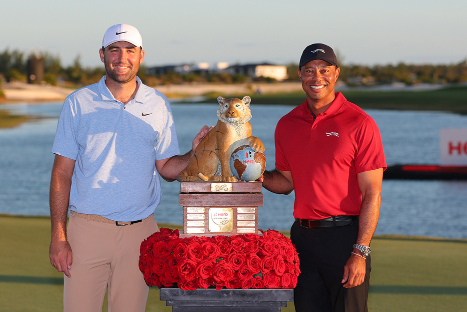 シェフラー（左）が逆転優勝。主宰のウッズも祝福した（by Kevin C. Cox/Getty Images)