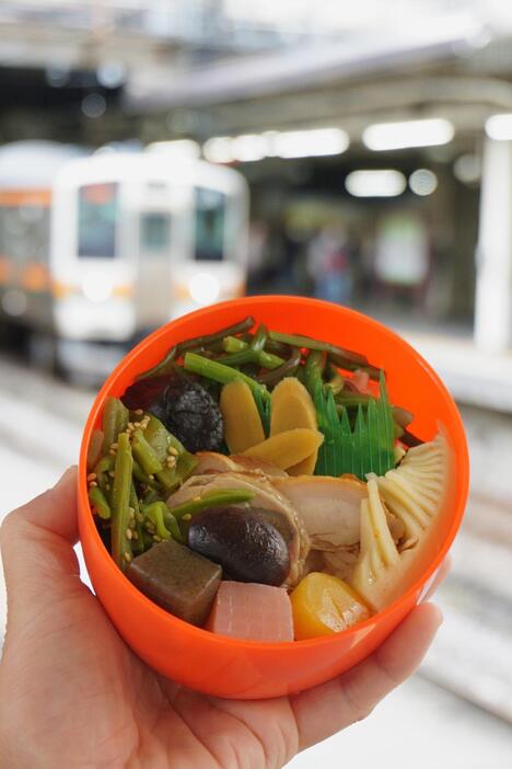 だるま弁当1400円。茶飯に山菜きのこ煮、しいたけ煮、鶏肉料理などがのる