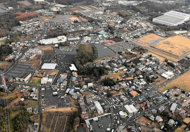 男女2人が死亡して発見された民家（手前側）と、近くの火災現場（奥）=2024年12月19日午前10時9分、千葉県柏市高柳、朝日新聞社ヘリから、相場郁朗撮影