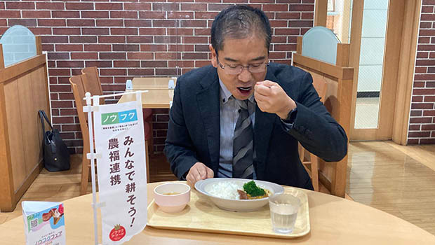 農福のキーマカレーを食べる藤井専門官