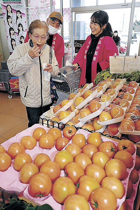 買い物客に試食を勧める生産者＝小松市内のスーパー