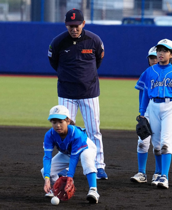 指導する井端監督（撮影・島崎忠彦）