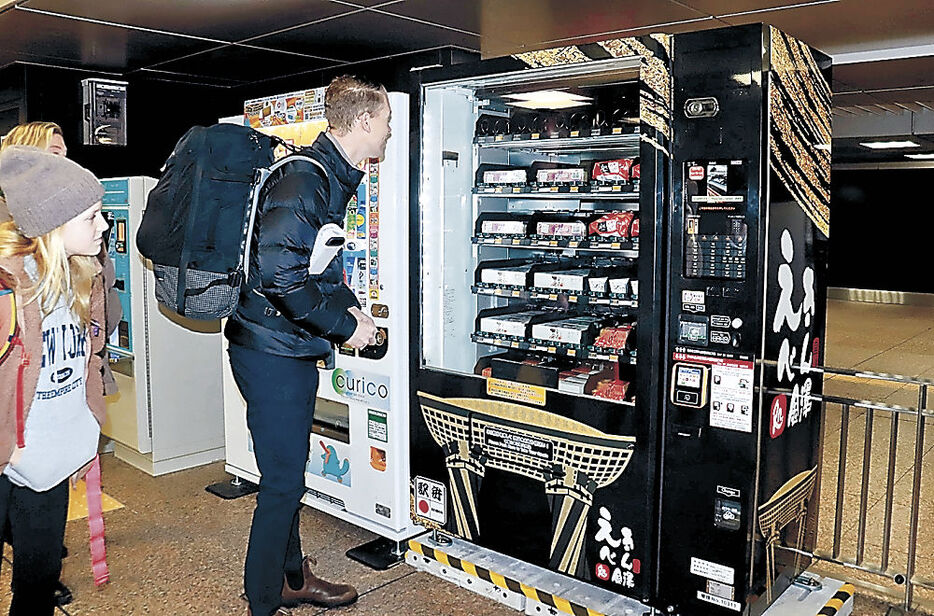 改札内に設置された駅弁自販機＝ＪＲ金沢駅