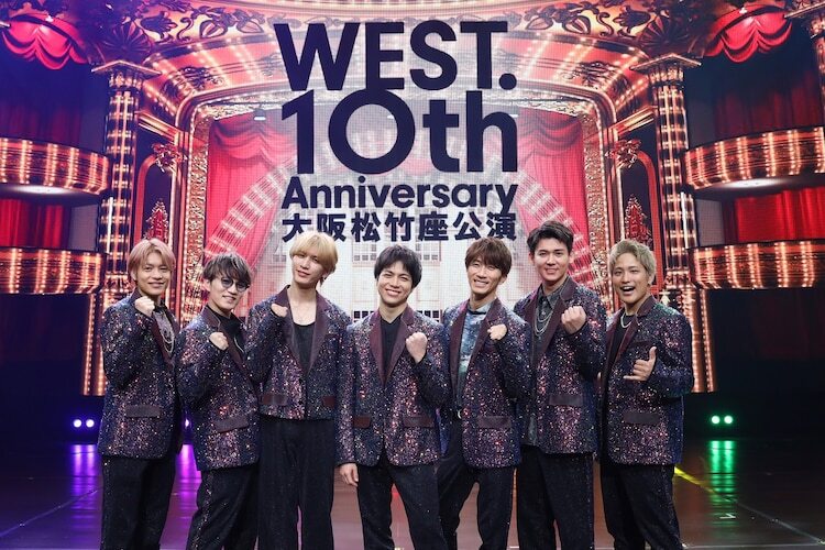 「WEST. 10TH Anniversary 大阪松竹座公演」囲み取材より、左から中間淳太、神山智洋、藤井流星、重岡大毅、濵田崇裕、小瀧望、桐山照史。(c)松竹