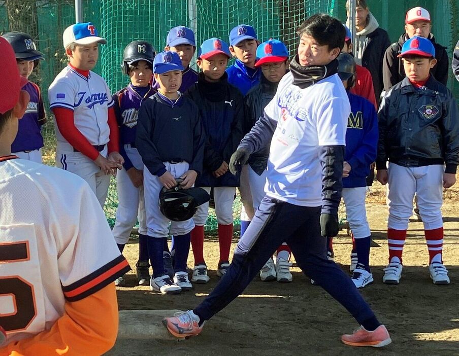 埼玉・川口市で行われた野球教室で少年野球の選手に走塁を指導するヤクルト・並木秀尊（カメラ・秋本　正己）