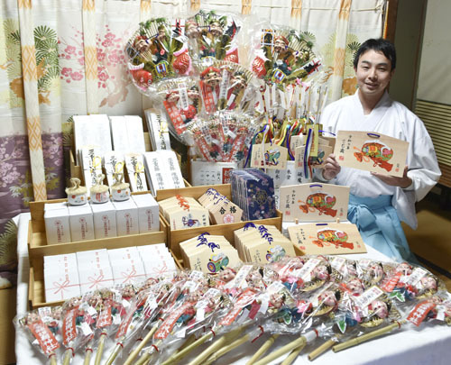 【初詣縁起物を紹介する山口権祢宜＝津市広明町の県護国神社で】