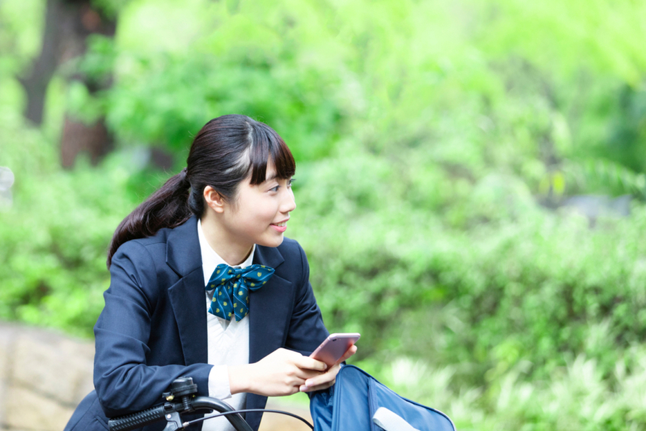 イヤホンで通話しながら自転車で通学する高校生の娘。「違反」や「罰金」にはならないのでしょうか？事故が心配なのでいち早くやめさせたいです。