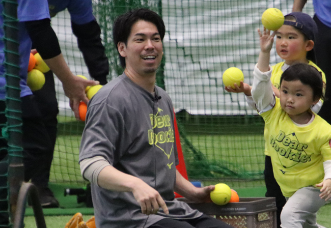 子どもたちと交流する前田健太投手