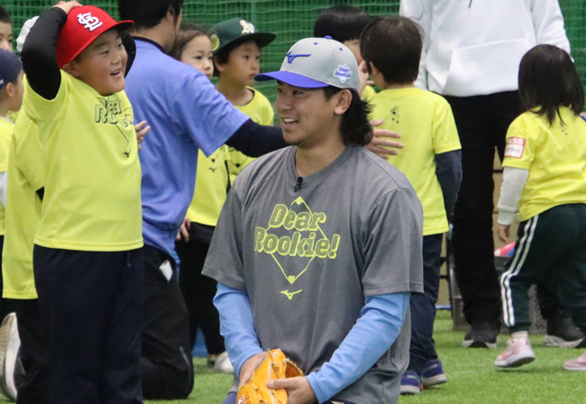 子どもたちと交流をする今永昇太投手