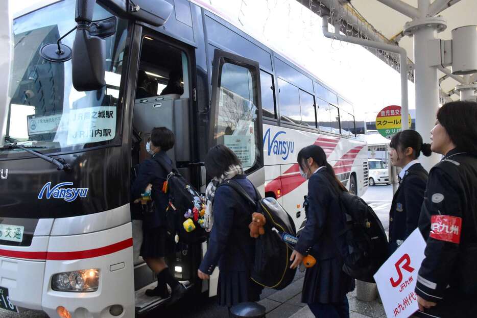 ＪＲ鹿児島線の運休区間で運行が始まった代替バスに乗り込む高校生ら＝１６日午前７時半ごろ、薩摩川内市の川内駅東口