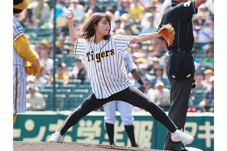 2019年に始球式を行った足立佳奈さん【写真提供：産経新聞社】