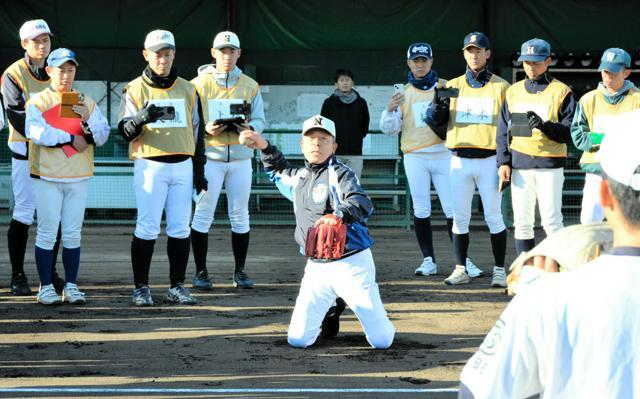 甲子園塾で若手指導者が見つめる中、両ひざをついたキャッチボールを見せるU18の小倉全由監督（中央）