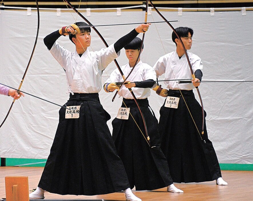 【男子団体決勝トーナメント２回戦・大社－宇部フロンティア大香川】狙いを定める（左から）横山心虹、馬庭昊輝、内藤羽琉＝三重県四日市市、市総合体育館