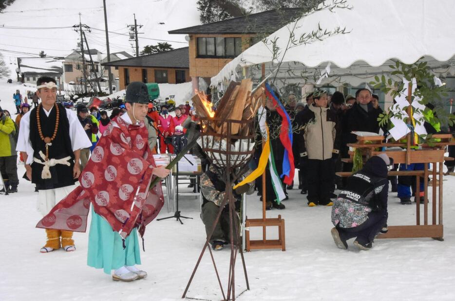 鳥取県大山町の「だいせんホワイトリゾート」で行われた安全祈願祭＝21日午前