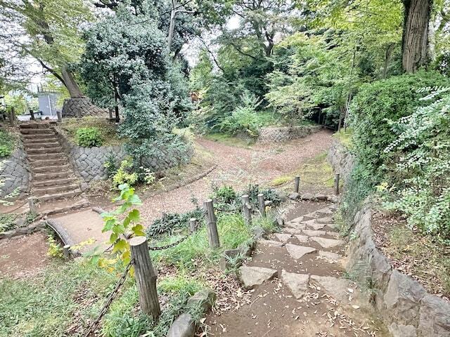 コンパクトゆえに迷いにくく、公園隅には遊具もあるので、子ども連れで歩くのもよさそう