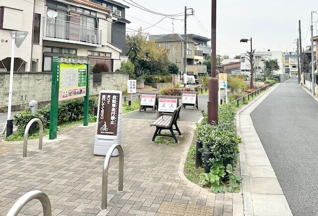 区内をぐねぐね通る緑道のほぼ中間