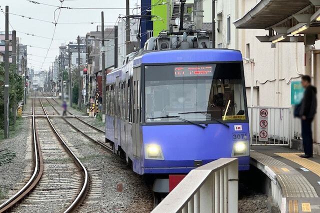 東急世田谷線は上町駅周辺でカーブしているので、路面電車を真正面から眺めることも可能