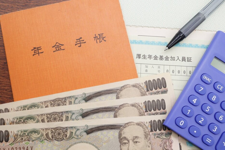 受給年齢が引き上げられると、老後の生活資金繰りは、より逼迫する。年金制度は大丈夫なのか（写真：iStock / Getty Images Plus）