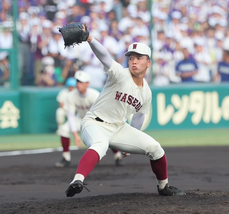 甲子園で登板した早稲田実の中村 心大投手