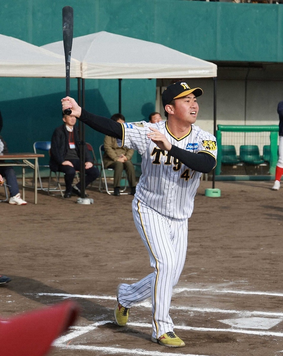 リアル野球盤で二塁打を放つ阪神・桐敷　（撮影・井垣　忠夫）