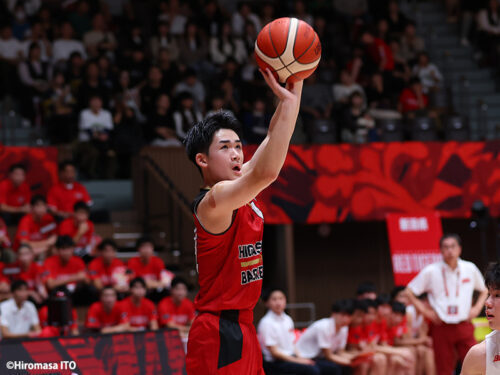 東山の佐藤は常にシュートを狙う危険な選手 [写真]＝伊藤大允