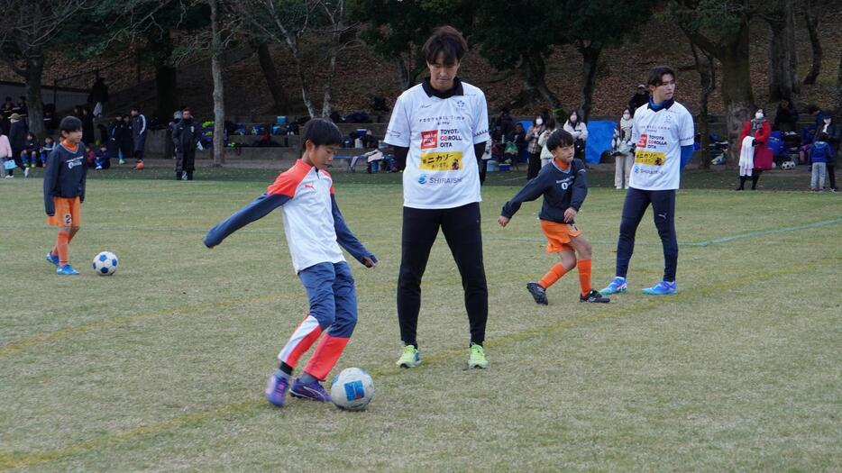 金崎と弓場将輝（大分→清水）が子どもたちに直接指導(C)CAPTAIN FIVE