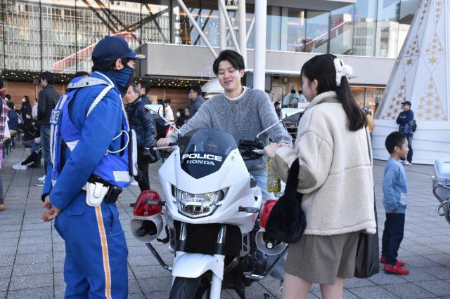 白バイ展示やステージイベントなどで交通安全を啓発した催し＝１日午後、宮崎市・アミュひろば