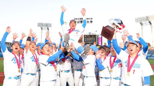 明治神宮野球大会・大学の部で優勝し喜ぶ西川史礁選手や佐々木泰選手ら【写真：日刊スポーツ/アフロ】