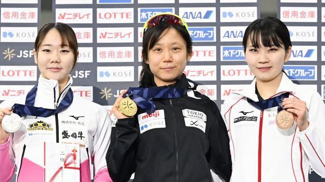 女子500mで優勝した髙木美帆選手（中央、写真:松尾/アフロスポーツ）