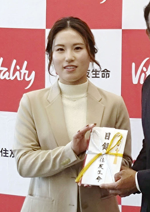 寄付金を贈呈する女子ゴルフの西村優菜＝13日、東京都内