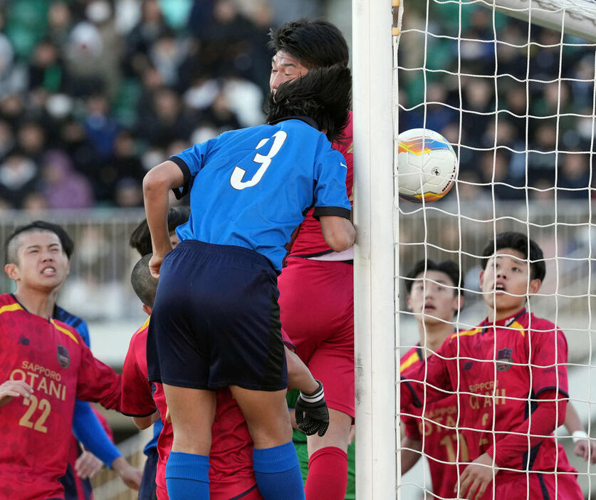 札幌大谷対大津　後半、ヘディングで先制ゴールを決める大津・野口（撮影・たえ見朱実）