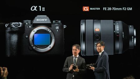 ソニーが年末発売したミラーレス一眼カメラの最新旗艦モデル「α1 Ⅱ」の記者会見（ソニー提供写真）