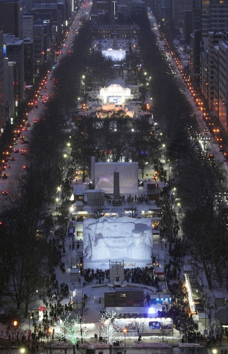 ライトアップで浮かび上がった札幌・大通公園の雪像や氷像＝2月4日