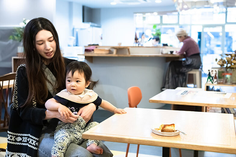 Sさんが肩からかけているのが手づくりバッグ。ご近所のおばあちゃんの作品（写真撮影／片山貴博）