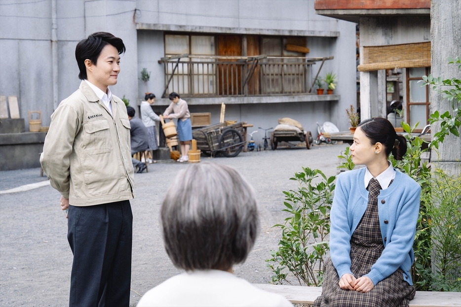 鉄平（神木隆之介）と朝子（杉咲花）