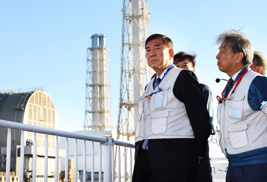 東京電力福島第１原発を視察する石破茂首相（手前左）＝１４日午後、福島県大熊町（代表撮影）