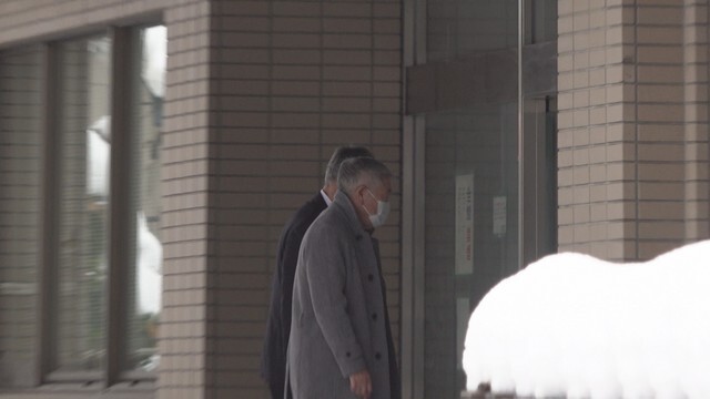 裁判所に入る一戸被告（25日午後1時頃　青森地方裁判所）