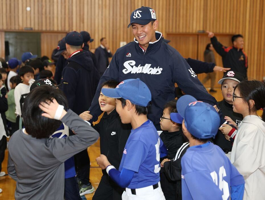 石川県の復興支援イベントで子供らと交流したヤクルト・奥川恭伸＝石川県七尾市（撮影・尾崎修二）