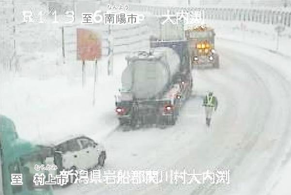 国道113号現道の関川村大内渕。雪の中で登坂不能車が発生したことも（画像：北陸地方整備局）。