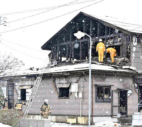 ３人が死亡した民家火災の現場を調べる消防署員ら（２９日、新潟県長岡市で）