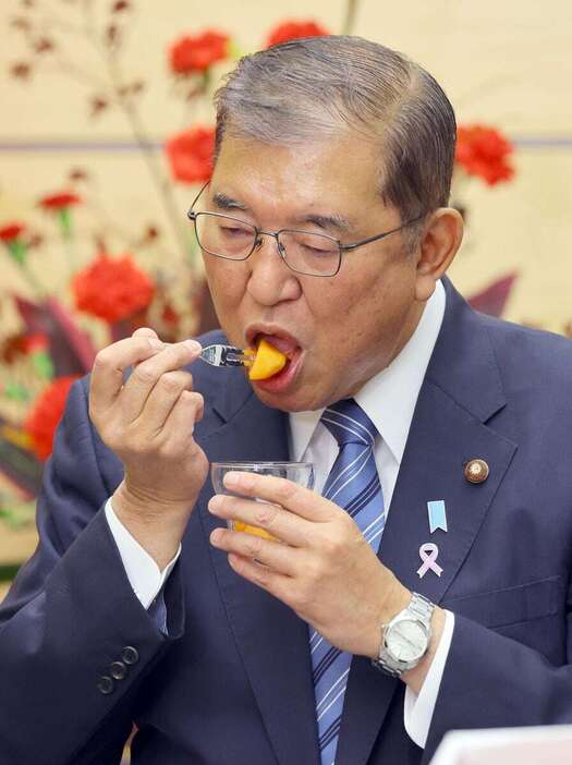 柿を食べる石破茂首相（岩崎叶汰撮影）