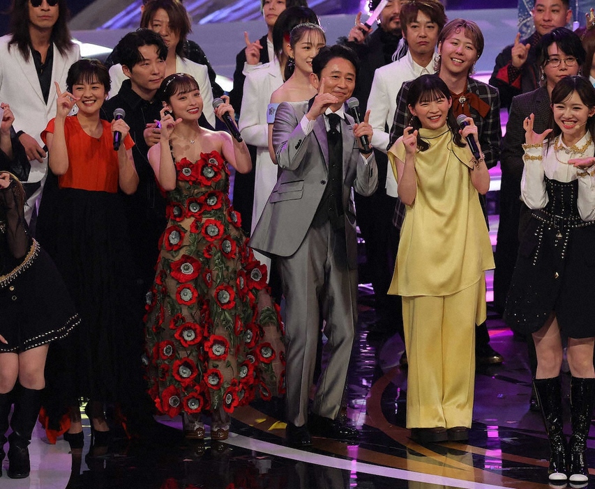 ＜第75回NHK紅白歌合戦＞司会の（左から）鈴木奈穂子アナウンサー、橋本環奈、有吉弘行、伊藤沙莉I（撮影・藤山　由理）