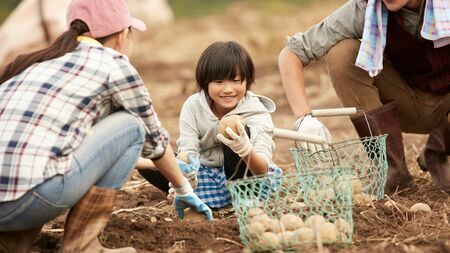 現代社会は、大人が相当な覚悟をもって教えたり与えたりしていかないと、子どもが自然に学ぶことが難しい環境になってしまっているのです（写真：Fast&Slow／PIXTA）