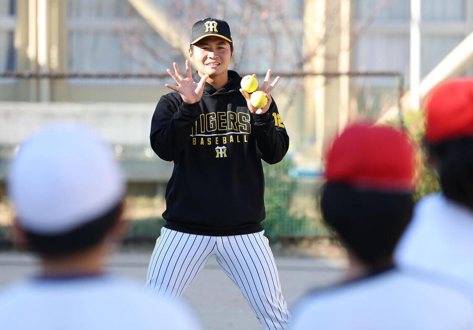 ゲストティーチャーで小学校を訪れ、子どもたちと交流する阪神松原（撮影・前田充）