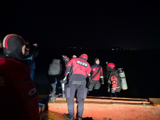 ３０日午後、忠清南道瑞山古波島（チュンチョンナムド・ソサン・コパド）付近の海上で車道船が転覆して乗組員７人のうち船長らが亡くなり３人が行方不明になっている。残りの２人は海洋警察に救助された。［写真　泰安海洋警察］