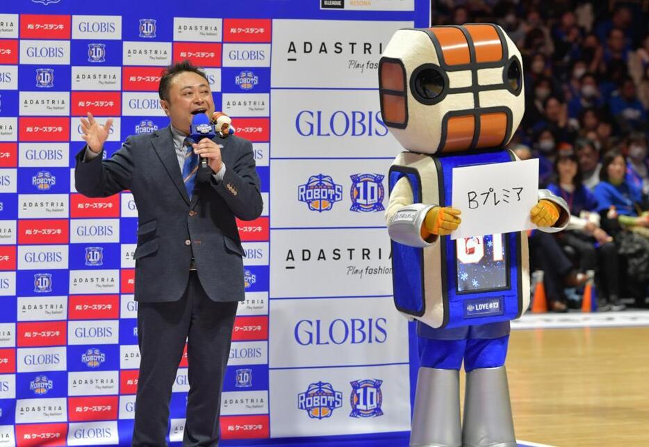 試合後、Bリーグ・プレミアのライセンス取得をファン、ブースターに報告する茨城ロボッツの川崎社長=アダストリアみとアリーナ