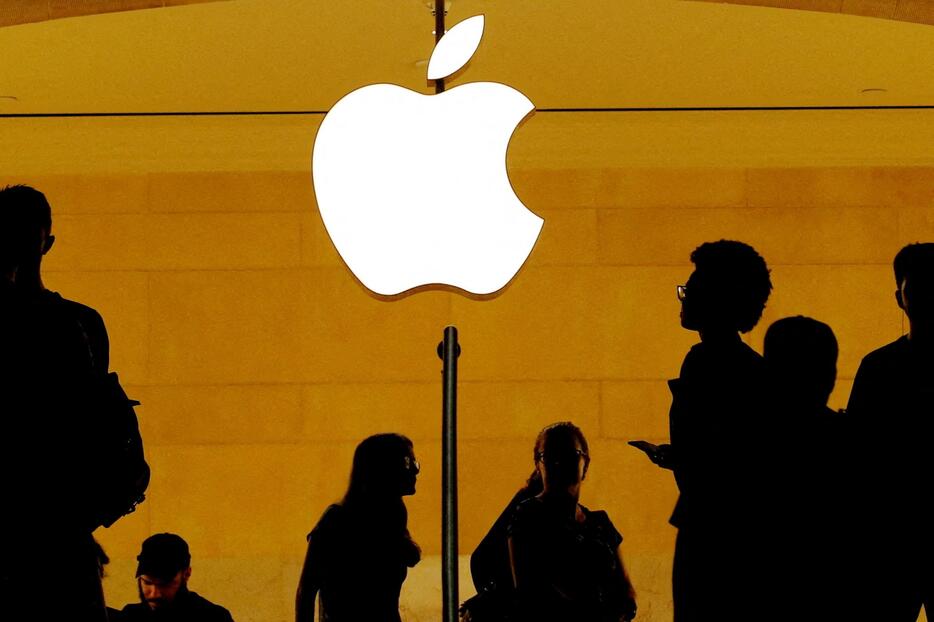 ニューヨークの店舗にある米アップルのロゴ＝2018年8月（ロイター＝共同）