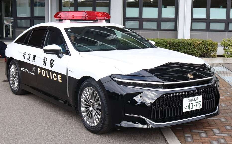 福島県警が全国で初めて導入した「クラウンFCEV」のパトカー＝福島市（芹沢伸生撮影）