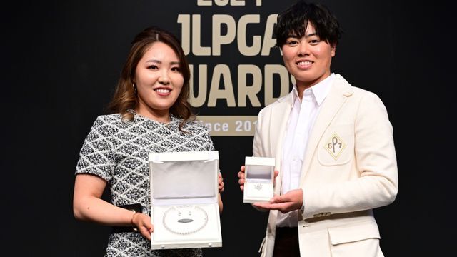 JLPGA輝き賞を受賞した左からゴルフの古江彩佳選手と笹生優花選手(提供：JLPGA)